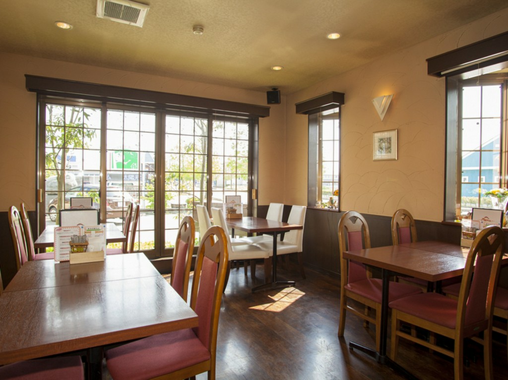 自然の光が差し込む明るい店内