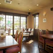 しっかり料理を食べながら、お喋りに華を咲かせたい時は“コース料理”、片手で軽くつまめる料理を食べながら、楽しい時間を過ごしたい時には“パーティ料理”など、訪れる人の人数に合わせ、色々料理も選べます。