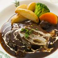 2800円（税込）

フォークをのせるだけでほろりとお肉が崩れます。一口食べると、お肉がとろけてなくなるほどの柔らかさ。

Beef stew (cheek meat)