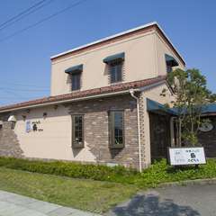 綺麗な青空をバックに淡いピンクの外観が映えて、とても綺麗です