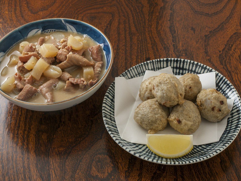 お酒との相性抜群！　『すり身揚げ』と『もつ煮込み』