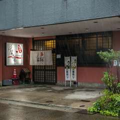 砺波駅から徒歩3分。落ち着きのある玄関が目印です