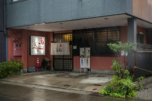 砺波駅から徒歩3分。落ち着きのある玄関が目印です