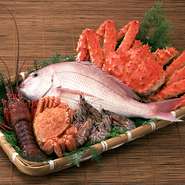富山の海が育んだ鮮魚はキュッと引き締まった身とほどよく乗った脂の旨みが格別です。自分で納得するものをお出ししたいので、毎朝市場へ足を運び、厳選したもののみを仕入れ、ご提供しています。