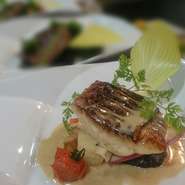 ポワレやオーブン焼きなど、その日の食材に合わせて一番美味しく食べて頂ける調理法で提供します。