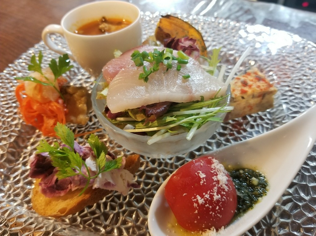 ランチは自慢の前菜盛り合わせをどうぞ！