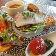 当店自慢の前菜盛り合わせはシェフ渾身の一皿。
季節感を大切に、日々研究しています。