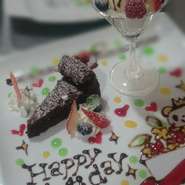 誕生日などの記念日のお客様にはケーキを特別仕様にしてご提供しています。
事前のご予約をいただければ、ホールケーキにも対応いたします。