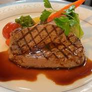 スペシャリテはメイン料理が付いた特別コース。
鯛や鱸を使ったポワレや絶品肉料理などがお選びいただけます。
イタリアンを堪能して下さい。