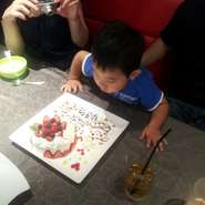 店内は20名様まで1席で作れる仕様になっています。
ベンチシートが店内をぐるっと囲み、お子様でも過ごしやすくなっています。