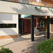 マンションの1階角地に位置し、目の前が公園になっていて、雰囲気の良い佇まいです