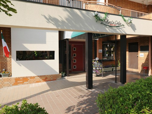 緑が映える爽やかなエントランス