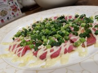 みんなでわいわい取り分けながら楽しめる大皿コース仕立て。生ビール有の飲み放題は+500円。