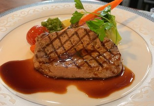 信頼できる卸から仕入れた新鮮な牛肉