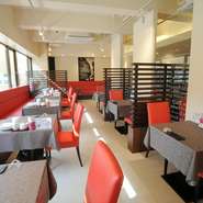 オシャレで明るいポップな雰囲気は女性に大好評！　気軽に立ち寄れる、カジュアルなお店です。