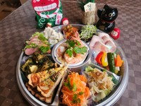 海老のアメリケーヌグラタン・鱈のカルピオーネ・鶏ハム・ピクルス				
揚げじゃがの大葉味噌・紅茶鴨の燻製・茄子の揚げ浸し・里芋とクリームチーズマリネ・シラスとキャベツのペペロンチーノ等				
