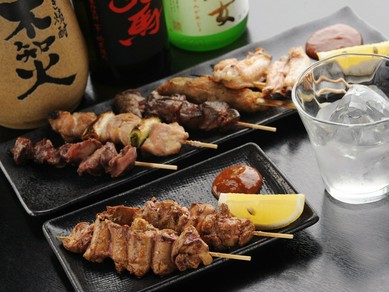 モモや砂肝など部位ごとのおいしさを味わう『串盛セット』