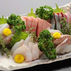 旬の魚介が勢ぞろい『お得！すずや5種盛合せ』　（四～五人前）