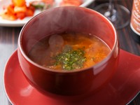 牛すじをじっくりと煮込んだスープに、白菜と厳選の味噌を加えたうま味たっぷりのスープ。　小：770円
