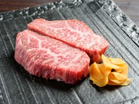 肩肉の一部「ミスジ」とつながる希少部位。岩塩で味付けしています。ニンニクチップとからし醤油でどうぞ。