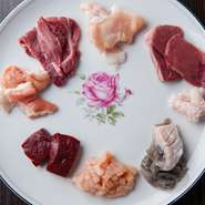 毎朝仕入れる、高い鮮度の但馬牛のホルモンは人気メニューのひとつ。これを贅沢に盛り合わせた一皿。