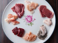 毎朝仕入れる、高い鮮度の但馬牛のホルモンは人気メニューのひとつ。これを贅沢に盛り合わせた一皿。