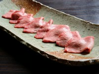 独特な歯ごたえで、ジューシーさが楽しめる『特上タン塩』