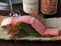 柔らかく味わい深い『三角バラ』を、骨をつけたまま2日間熟成。うま味が凝縮した状態で提供します。