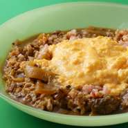 12種類以上のスパイスと昆布出汁でつくるカレーや、13穀米をブレンドした古代米、コクと旨みのある卵でつくるオムレツ。ここだけでしか出合うことのできない魅惑の味わいに引き込まれます。