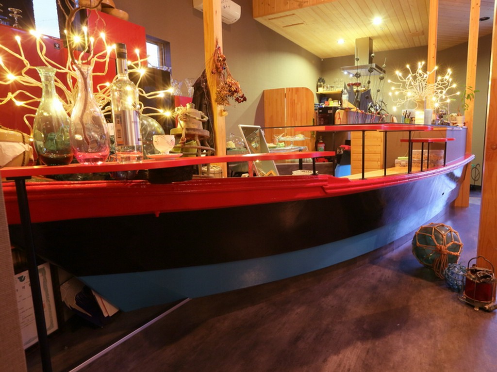 大胆かつ色彩豊かに。存在感を放つリノベーションされた船