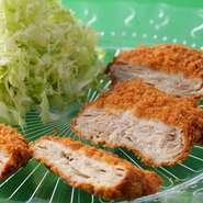 『魔女カレー』のトッピングとしておすすめの一品です。カレールーに絡めて食べたり、そのままのサクサクを満喫したり、味わいかたは貴方次第。