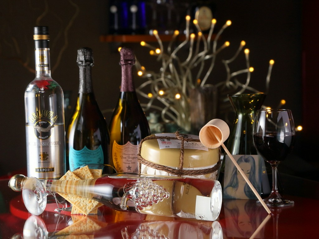 魔女こだわりのお酒が充実。メニューにはないシャンパンやワインなどもおすすめ