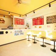 高校生から年配の方まで、湯河原が誇るハンバーガーショップとして地元から愛される【ハンバーガーショップ　カオス】　アメリカをイメージしたという店内には、家族で和やかに食事をとるお客様の姿もみられます。