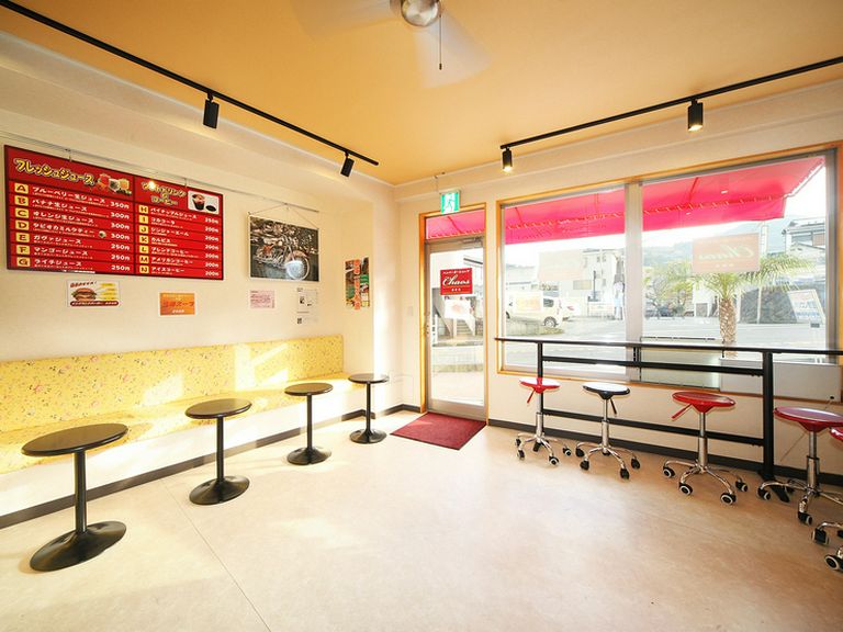 赤を基調とした、アメリカンスタイルの店内