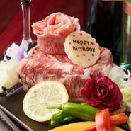 記念日にお肉ケーキは如何ですか。要予約でご予算のご相談も承ります。１５００円から