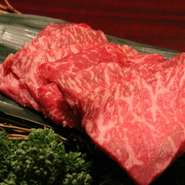 黒毛和牛のもも肉使用。