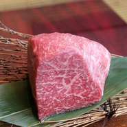 ＜おすすめ＞
赤毛和牛の特徴は、脂肪交雑が適度で旨味を豊富に含む赤身が多いこと。健康志向や嗜好の多様化などに伴い、赤毛和牛には黒毛和牛とは異なる牛肉の魅力を伝える可能性が秘められています。