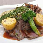 イタリアでは、赤身が強い肉が好まれているのだとか。ヨーロッパと気候が似ている信州で育まれた肉は、シンプルにグリルに。柔らかな食感と、深い味わいが口の中で広がります。