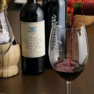 「気軽にワインを楽しんでいただきたい」とグラスやデキャンタで用意されたワインは、少し飲みたいときにピッタリ。イタリア全土から厳選されたボトルワインは2500円～。料理や気分に合わせてお好みの一本を。