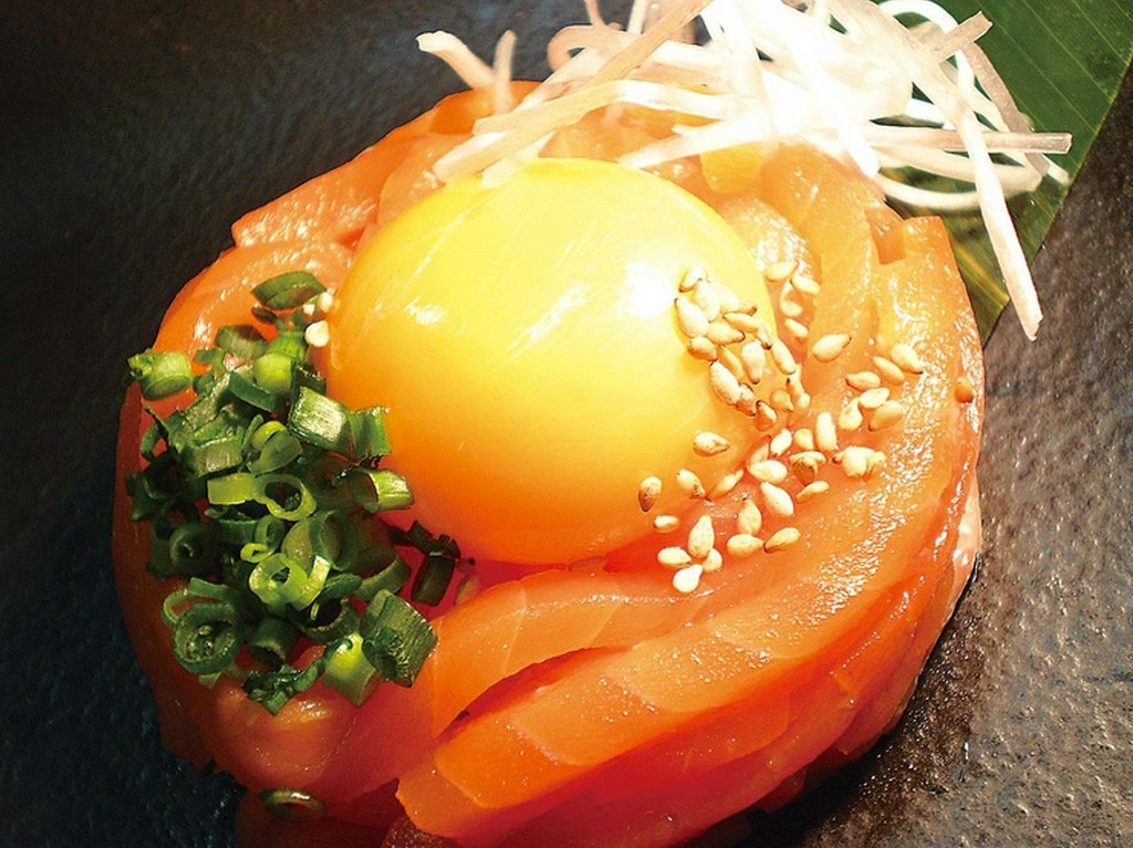トロサーモンユッケ　504円