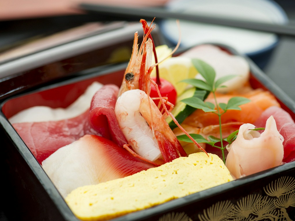 魚介類を詰め込んだ『ちらし寿し（上）』