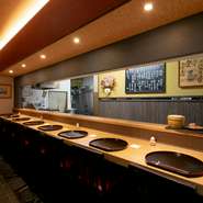 お料理によく合うお酒を数多くご用意。地元で美味しいお酒とお食事を楽しみたいとき、また観光の方にもおすすめの、丁寧に仕込まれた京料理を堪能できる一軒。お二人の距離が縮まるカウンター席もございます。