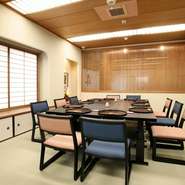 落ち着いた雰囲気の4名様用個室は、接待・会食のご利用にもうってつけ。飲み物込のコースもご用意しておりますので、ご予算等お気軽にご相談下さいませ。