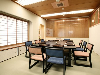 枯山水の見える静かな個室と、会席料理でおもてなし