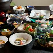 旬の食材を最大限に活かした会席コースが7500円。飲み放題付の宴会コースや、贅沢なふぐ会席も。お客様の五感を楽しませる最高のおもてなしを致します。24名様までご利用可能。個室もご用意ございます。