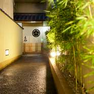 堀川丸太町交差点からすぐの場所にありながら、静かで落ち着いた空間です。間口は小さく、奥へ延びる京都の伝統的な作りは、まさに隠れ家的。その店構えと味わい深い逸品の数々は、多くの人を魅了してやみません。
