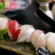 豪華特選お造り盛合せ膳：4,800円
黒毛和牛ステーキ膳：5,500円
にぎり寿司膳：4,800円（寿司５貫＋海老と季節野菜の天ぷら盛合せ）
※各メニューに 季節の小鉢２種,味噌汁,水物が付きます
※別途サービス料10％必要