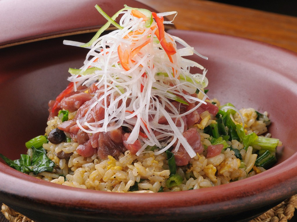 熱々のまま食べられる『牛肉土鍋チャーハン』