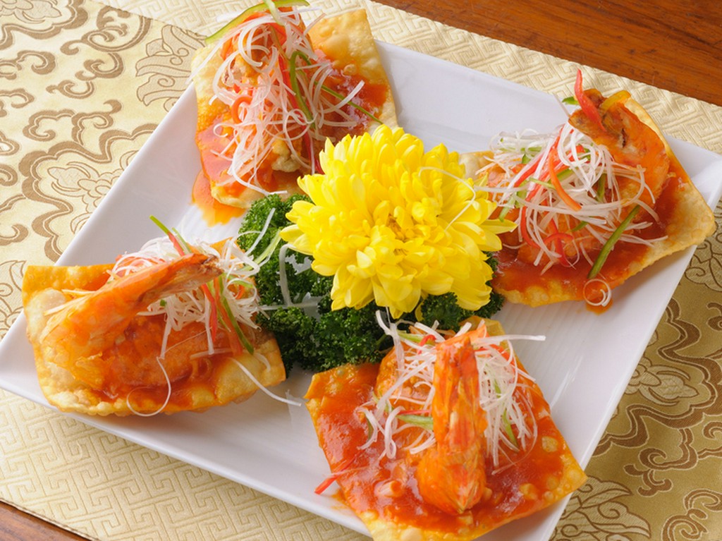 綺麗な色のコントラスト。器の上に料理の華が咲いています