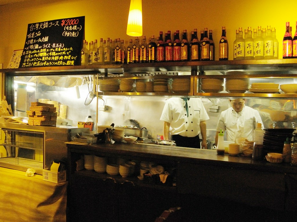 料理人たちが忙しく働いている姿を間近で見られます